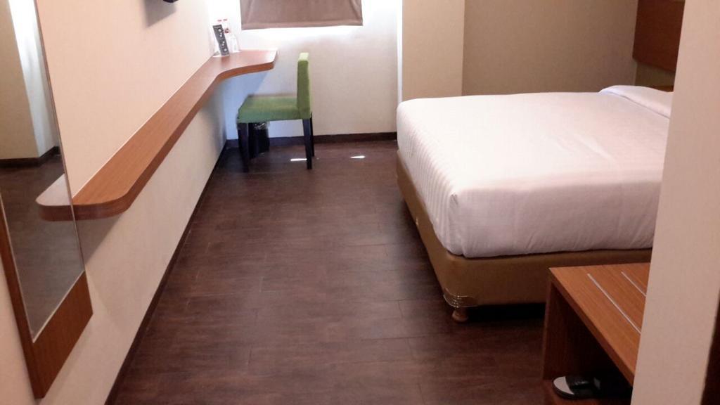 Biz Hotel City Center Амбон Экстерьер фото