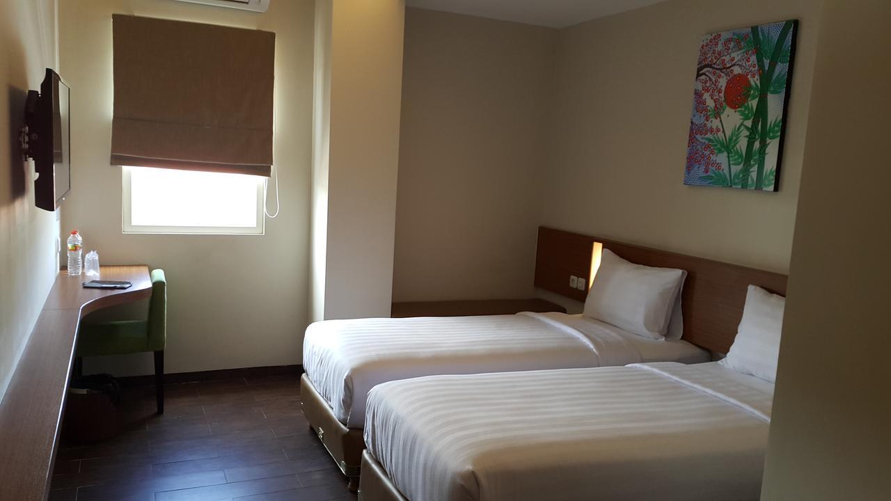Biz Hotel City Center Амбон Экстерьер фото
