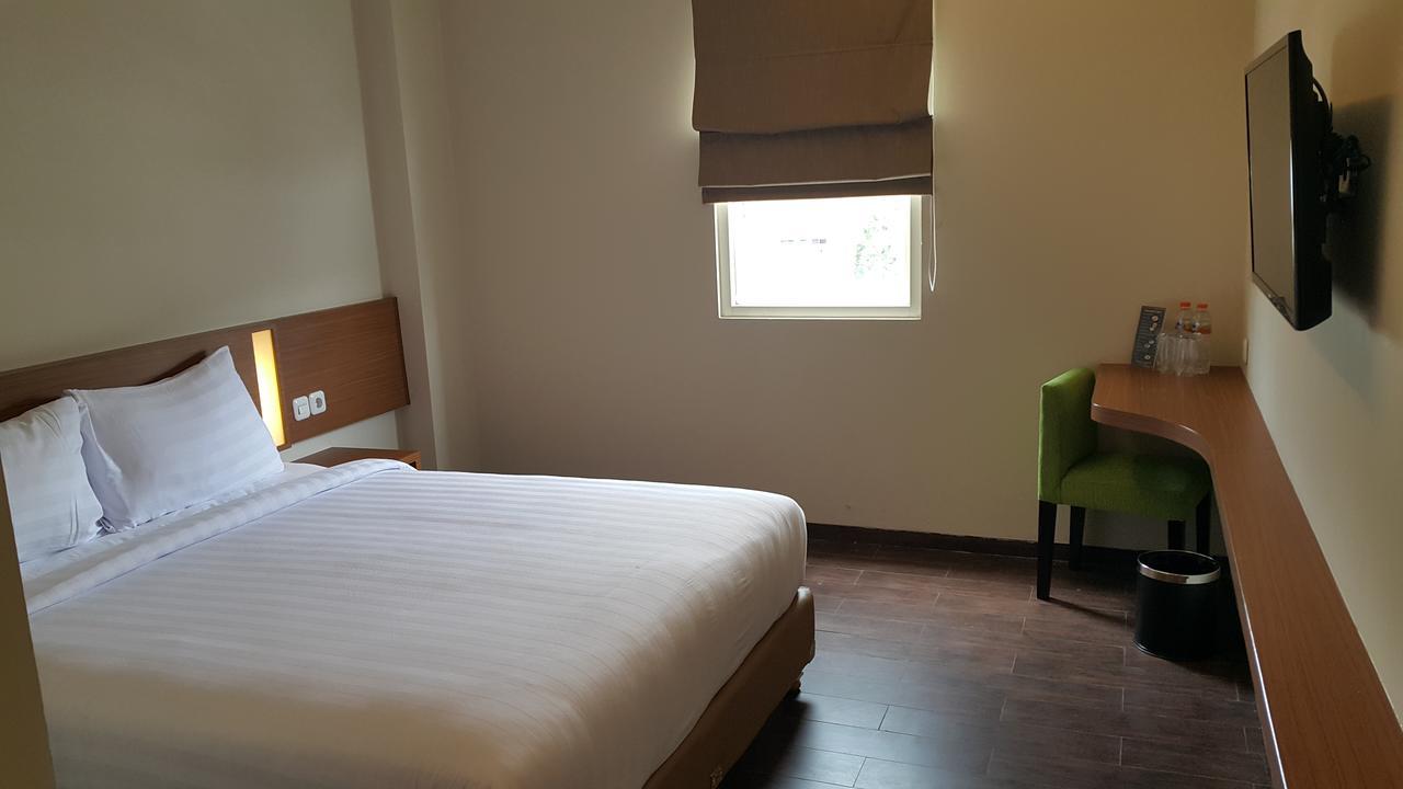 Biz Hotel City Center Амбон Экстерьер фото