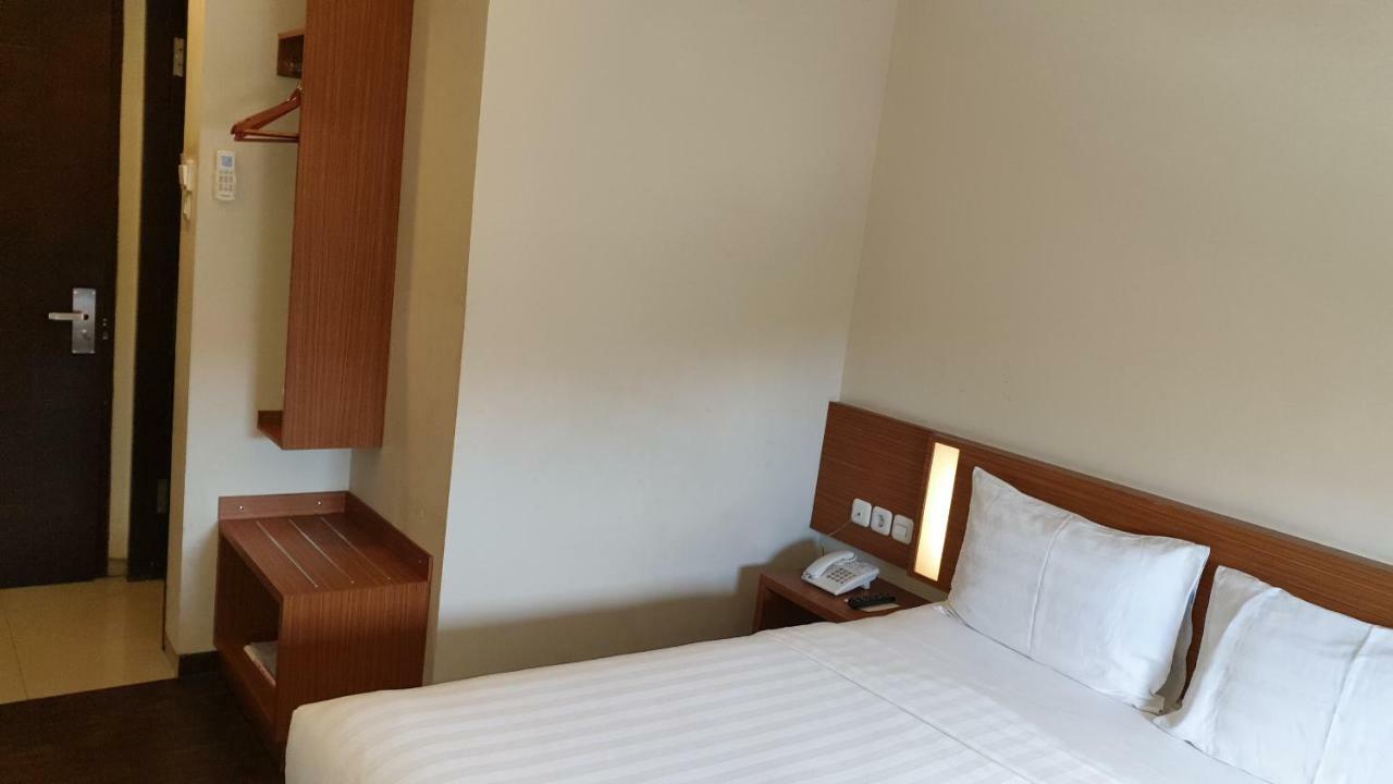 Biz Hotel City Center Амбон Экстерьер фото