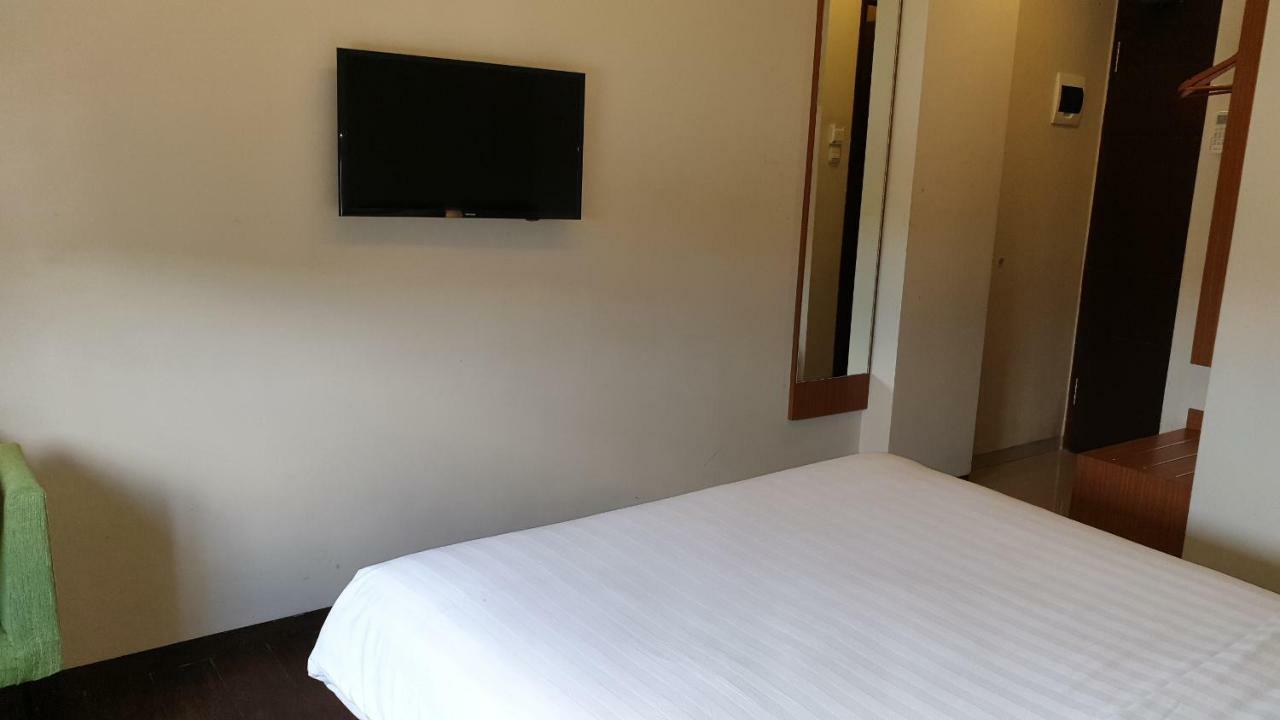 Biz Hotel City Center Амбон Экстерьер фото