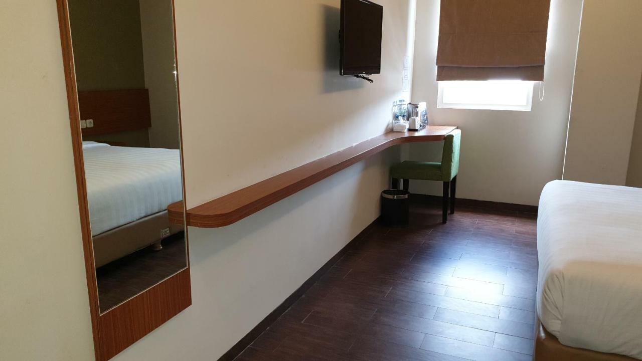 Biz Hotel City Center Амбон Экстерьер фото