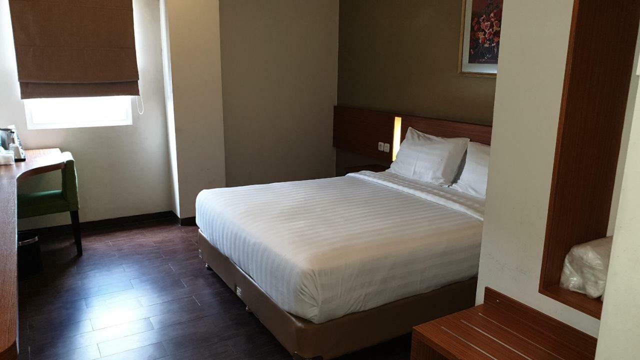 Biz Hotel City Center Амбон Экстерьер фото