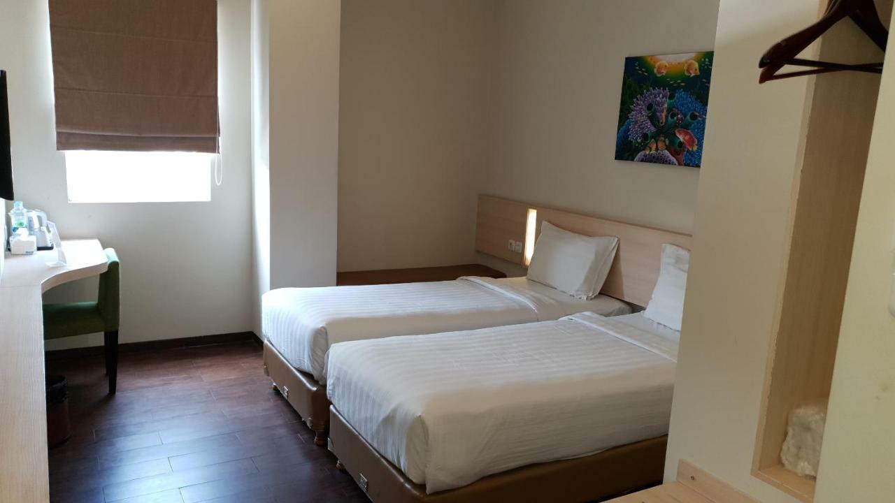 Biz Hotel City Center Амбон Экстерьер фото